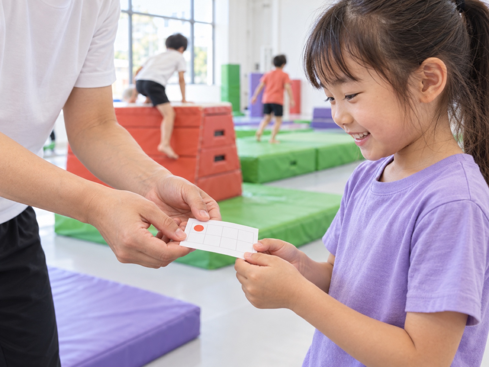 先生から記録カードを受け取る子